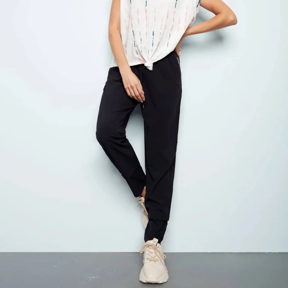 ✨LIKE NEW✨ CHARLIE B Black Techno Travel Pant